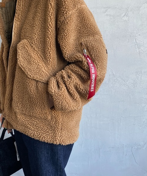 Alpha Industries（アルファインダストリーズ）の「[ALPHA/アルファ] ビッグシルエット ミリタリーボアフリースジャケット（ミリタリージャケット・レディース・オフホワイト/ブラウン・M）」の5枚目の写真