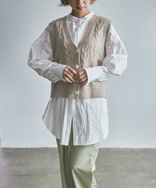 ECRIRE（エクリール）の「【陽コラボ】バンドカラーロング丈ブラウス+ケーブル柄ニットベスト　セット（シャツ/ブラウス・レディース・ブラック/ベージュ/ブラウン/オフホワイト・M）」の4枚目の写真