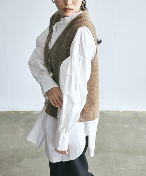 ECRIRE（エクリール）の「【陽コラボ】バンドカラーロング丈ブラウス+ケーブル柄ニットベスト　セット（シャツ/ブラウス・レディース・ブラック/ベージュ/ブラウン/オフホワイト・M）」の2枚目の写真