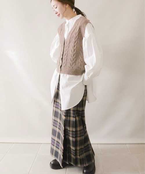 ECRIRE（エクリール）の「【陽コラボ】バンドカラーロング丈ブラウス+ケーブル柄ニットベスト　セット（シャツ/ブラウス・レディース・ブラック/ベージュ/ブラウン/オフホワイト・M）」の6枚目の写真