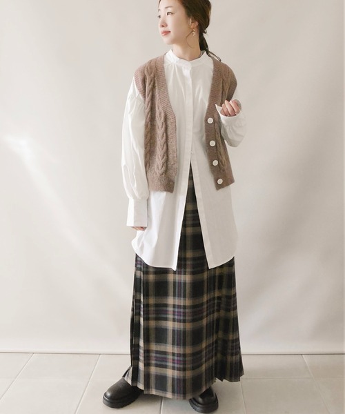 ECRIRE（エクリール）の「【陽コラボ】バンドカラーロング丈ブラウス+ケーブル柄ニットベスト　セット（シャツ/ブラウス・レディース・ブラック/ベージュ/ブラウン/オフホワイト・M）」の7枚目の写真