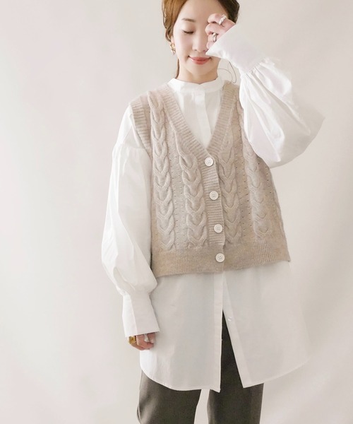 ECRIRE（エクリール）の「【陽コラボ】バンドカラーロング丈ブラウス+ケーブル柄ニットベスト　セット（シャツ/ブラウス・レディース・ブラック/ベージュ/ブラウン/オフホワイト・M）」の14枚目の写真