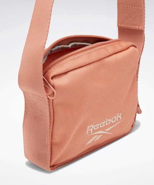 Reebok（リーボック）の「クロスボディ バッグ / CL FO CROSSBODY BAG（ショルダーバッグ・メンズ・ブラック/ピンク系その他・FREE）」の4枚目の写真