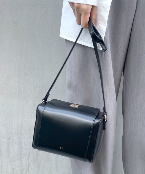 loti(ロティ)の「WEB限定 loti ボックスボストンショルダーBAG(ショルダーバッグ・レディース・ブラック/ブラウン・ONE SIZE)」の1枚目の写真