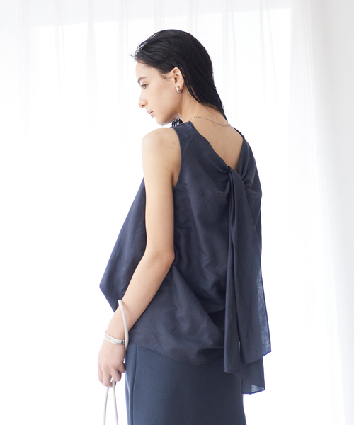 Rouge vif(ルージュヴィフ)の「【セットアップ対応】バックポイントブラウス(シャツ/ブラウス・レディース・ベージュ/ブルー/チャコールグレー・フリー)」の2枚目の写真