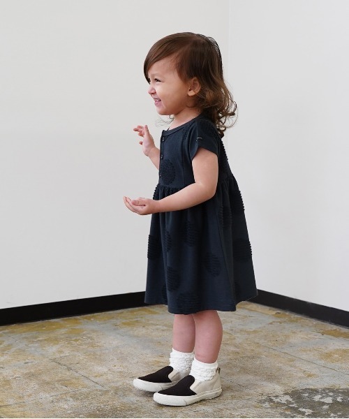 quoti use fith(クゥオティ ユース フィス)の「ドットジャガード ひざ丈ワンピース(ワンピース・キッズ・ホワイト/チャコールグレー/ベージュ・100/120/130/110/90/80)」の4枚目の写真