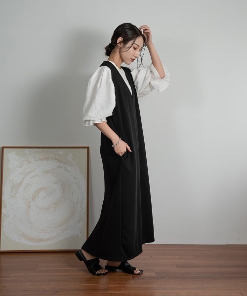 Amiur(エミレ)の「deep v cut long vest(ワンピース・レディース・ブラック/グレー/アイボリー・FREE)」の2枚目の写真