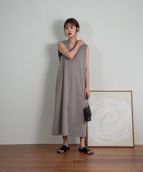 Amiur(エミレ)の「deep v cut long vest(ワンピース・レディース・ブラック/グレー/アイボリー・FREE)」の5枚目の写真