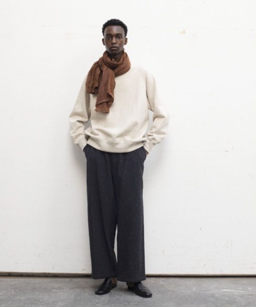 yoko sakamoto（ヨーコサカモト）の「【YOKO SAKAMOTO】  BIG SWEATER（スウェット・メンズ・ブラック/グレイッシュベージュ・LARGE/MEDIUM）」の4枚目の写真