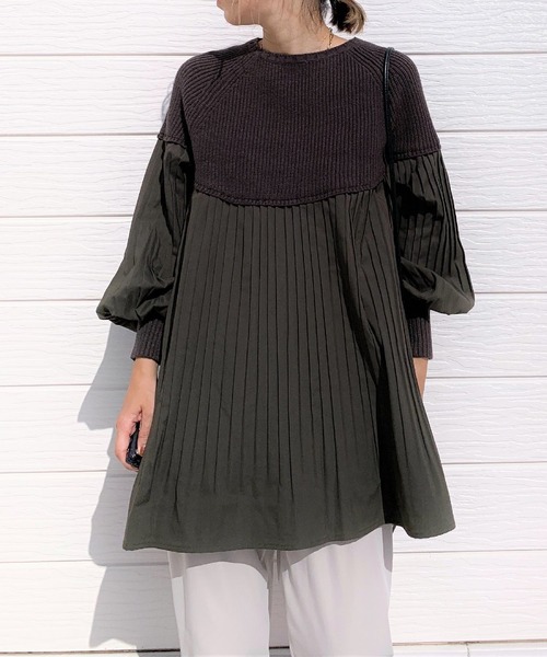 Q(キュー)の「プリーツドッキングニット(ニット/セーター・レディース・チャコールグレー/マスタード・MEDIUM)」の2枚目の写真