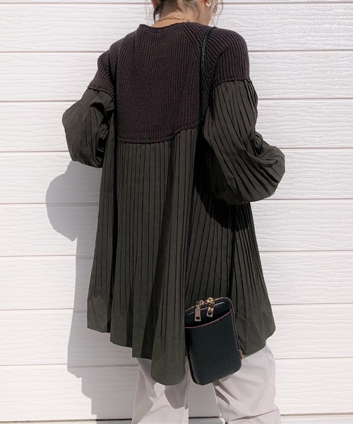 Q(キュー)の「プリーツドッキングニット(ニット/セーター・レディース・チャコールグレー/マスタード・MEDIUM)」の3枚目の写真