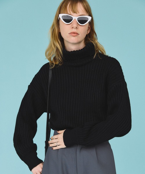 casane（カサネ）の「リブルーズタートルニット（ニット/セーター・レディース・ブラック/ホワイト・FREE）」の2枚目の写真