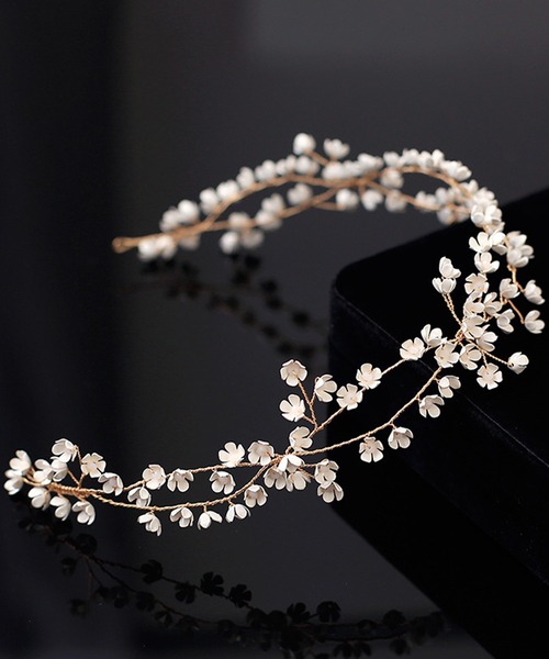 juweel（ユウェル）の「ブライダルヘッドアクセサリー 小花モチーフカチューシャ（カチューシャ・レディース・ゴールド/ホワイト/シルバー・FREE）」の4枚目の写真