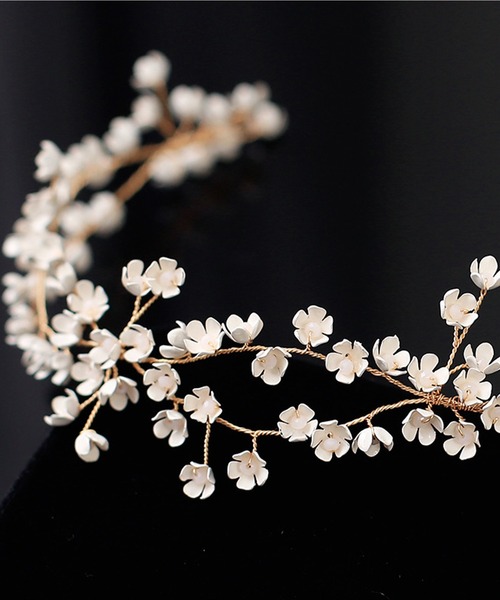 juweel（ユウェル）の「ブライダルヘッドアクセサリー 小花モチーフカチューシャ（カチューシャ・レディース・ゴールド/ホワイト/シルバー・FREE）」の5枚目の写真