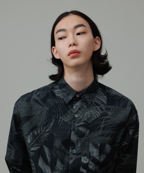 ADAM ET ROPE'(アダムエロペ)の「ボタニカルプリント ビッグシルエット レギュラーカラーシャツ(シャツ/ブラウス・メンズ・ダークグリーン/スミクロ・M/L)」の1枚目の写真