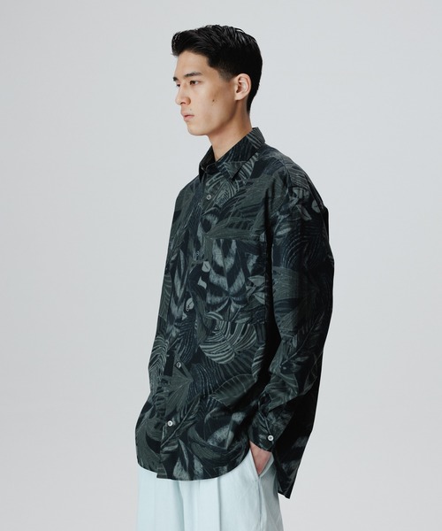 ADAM ET ROPE'(アダムエロペ)の「ボタニカルプリント ビッグシルエット レギュラーカラーシャツ(シャツ/ブラウス・メンズ・ダークグリーン/スミクロ・M/L)」の4枚目の写真