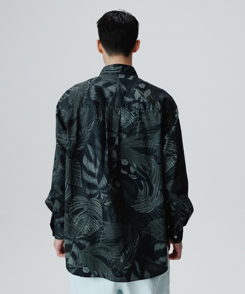 ADAM ET ROPE'(アダムエロペ)の「ボタニカルプリント ビッグシルエット レギュラーカラーシャツ(シャツ/ブラウス・メンズ・ダークグリーン/スミクロ・M/L)」の5枚目の写真