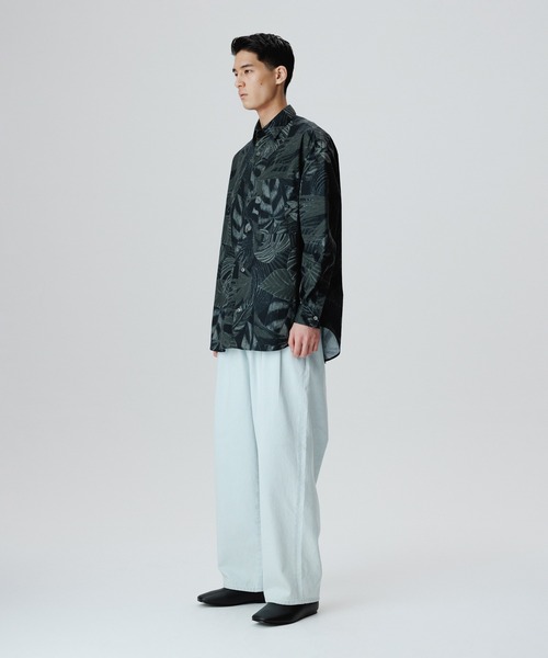 ADAM ET ROPE'(アダムエロペ)の「ボタニカルプリント ビッグシルエット レギュラーカラーシャツ(シャツ/ブラウス・メンズ・ダークグリーン/スミクロ・M/L)」の7枚目の写真