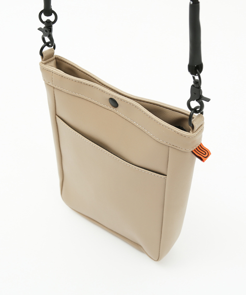 UNIVERSAL OVERALL(ユニバーサルオーバーオール)の「【UNIVERSALOVERALL / ユニバーサルオーバーオール】エンボスロゴザイルショルダー(ショルダーバッグ・メンズ・ブラック/グリーン系その他/ブラウン/ベージュ・フリー)」の10枚目の写真