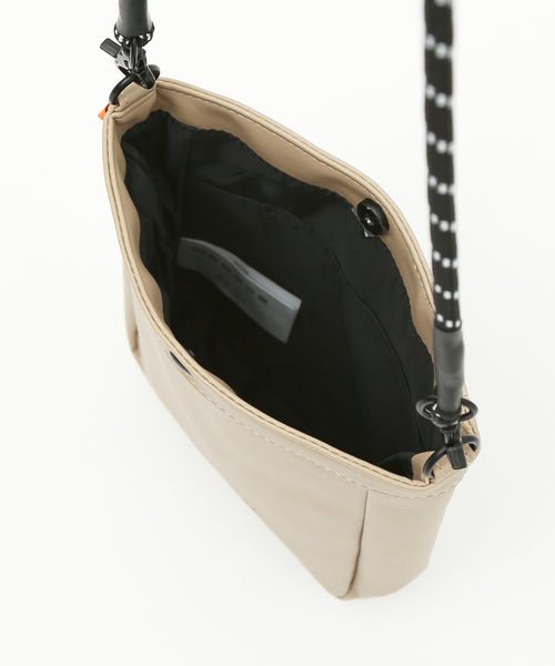 UNIVERSAL OVERALL(ユニバーサルオーバーオール)の「【UNIVERSALOVERALL / ユニバーサルオーバーオール】エンボスロゴザイルショルダー(ショルダーバッグ・メンズ・ブラック/グリーン系その他/ブラウン/ベージュ・フリー)」の12枚目の写真