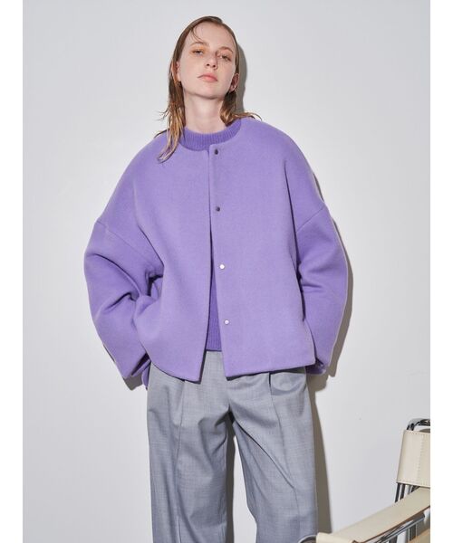 ELENDEEK(エレンディーク)の「クルーネックショートコート(ノーカラージャケット・レディース・ベージュ/パープル/ブラック/カーキ・01/02)」の8枚目の写真