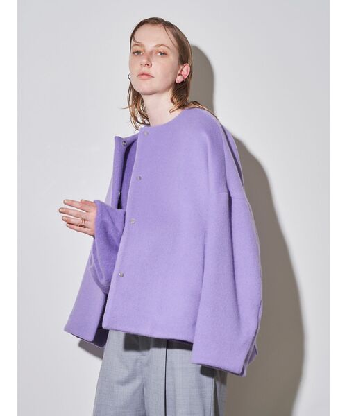 ELENDEEK(エレンディーク)の「クルーネックショートコート(ノーカラージャケット・レディース・ベージュ/パープル/ブラック/カーキ・01/02)」の5枚目の写真