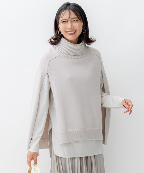 23区(ニジュウサンク)の「【洗える】ニット ポンチョ(ニット/セーター・レディース・ベージュ系/アイボリー系/グレー系・32)」の1枚目の写真