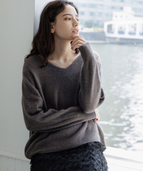 LAKOLE（ラコレ）の「12ゲージラクーンウールVネック / 908248（ニット/セーター・レディース・ベージュ/キャメル/チャコールグレー/ライトグレー・SMALL/MEDIUM）」の6枚目の写真