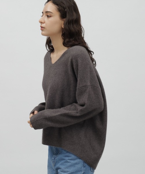 LAKOLE（ラコレ）の「12ゲージラクーンウールVネック / 908248（ニット/セーター・レディース・ベージュ/キャメル/チャコールグレー/ライトグレー・SMALL/MEDIUM）」の8枚目の写真