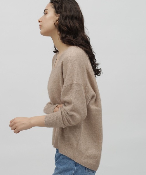 LAKOLE（ラコレ）の「12ゲージラクーンウールVネック / 908248（ニット/セーター・レディース・ベージュ/キャメル/チャコールグレー/ライトグレー・SMALL/MEDIUM）」の9枚目の写真