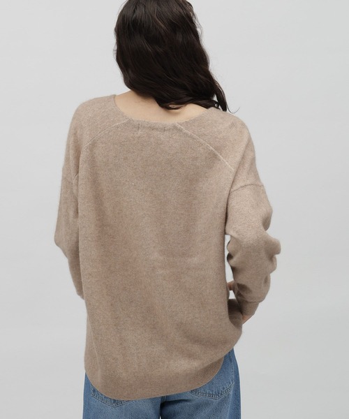 LAKOLE（ラコレ）の「12ゲージラクーンウールVネック / 908248（ニット/セーター・レディース・ベージュ/キャメル/チャコールグレー/ライトグレー・SMALL/MEDIUM）」の10枚目の写真