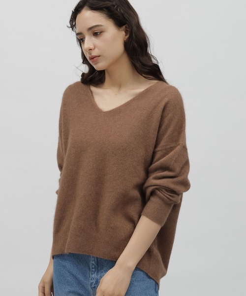 LAKOLE（ラコレ）の「12ゲージラクーンウールVネック / 908248（ニット/セーター・レディース・ベージュ/キャメル/チャコールグレー/ライトグレー・SMALL/MEDIUM）」の11枚目の写真