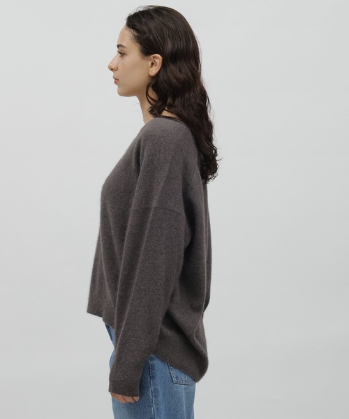 LAKOLE（ラコレ）の「12ゲージラクーンウールVネック / 908248（ニット/セーター・レディース・ベージュ/キャメル/チャコールグレー/ライトグレー・SMALL/MEDIUM）」の13枚目の写真