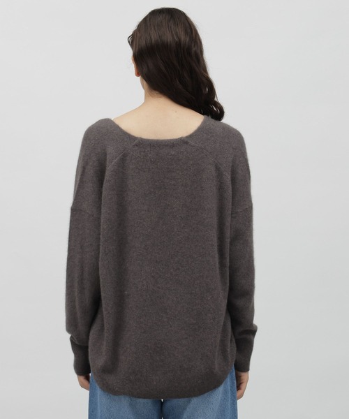 LAKOLE（ラコレ）の「12ゲージラクーンウールVネック / 908248（ニット/セーター・レディース・ベージュ/キャメル/チャコールグレー/ライトグレー・SMALL/MEDIUM）」の14枚目の写真