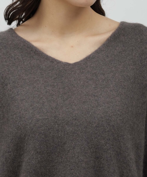 LAKOLE（ラコレ）の「12ゲージラクーンウールVネック / 908248（ニット/セーター・レディース・ベージュ/キャメル/チャコールグレー/ライトグレー・SMALL/MEDIUM）」の15枚目の写真
