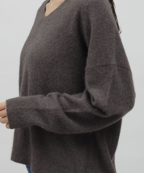 LAKOLE（ラコレ）の「12ゲージラクーンウールVネック / 908248（ニット/セーター・レディース・ベージュ/キャメル/チャコールグレー/ライトグレー・SMALL/MEDIUM）」の16枚目の写真