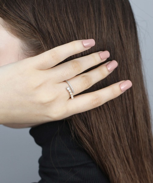 CEMONEMO（セモネモ）の「４連パール ビジュー フォークリング（リング・レディース・ゴールド/シルバー・FREE）」の2枚目の写真