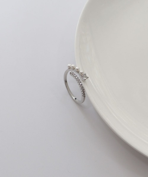 CEMONEMO（セモネモ）の「４連パール ビジュー フォークリング（リング・レディース・ゴールド/シルバー・FREE）」の4枚目の写真