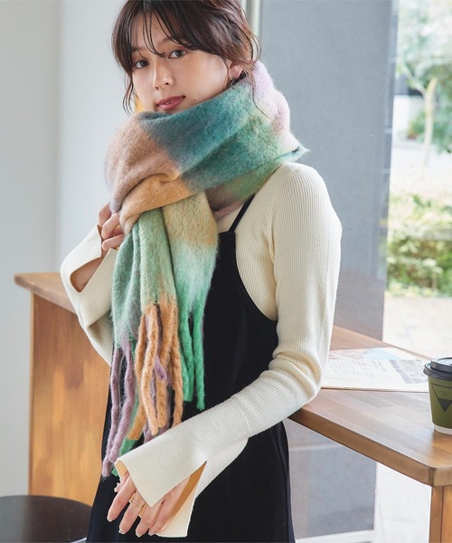 titivate（ティティベイト）の「チェックボリュームマフラー/ストール（マフラー・レディース・パープル/グリーン/イエロー/ブルー・FREE）」の3枚目の写真