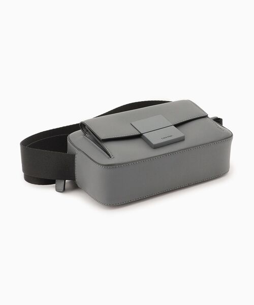 Calvin Klein(カルバン・クライン)の「アイコニックプラーク カメラバッグ(ショルダーバッグ・メンズ・グレー・FREE)」の3枚目の写真