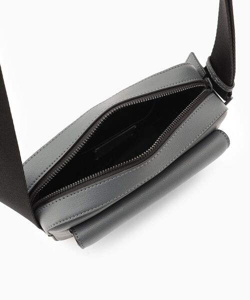 Calvin Klein(カルバン・クライン)の「アイコニックプラーク カメラバッグ(ショルダーバッグ・メンズ・グレー・FREE)」の4枚目の写真