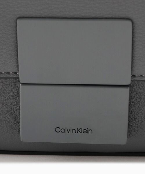 Calvin Klein(カルバン・クライン)の「アイコニックプラーク カメラバッグ(ショルダーバッグ・メンズ・グレー・FREE)」の5枚目の写真