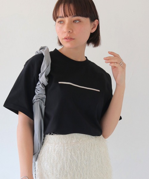 HER CLOSET(ハークローゼット)の「【shemoshelly】WEB限定箔ラインロゴTシャツ(Tシャツ/カットソー・レディース・ホワイト×ブラック/ブラック×シルバー/オフホワイト・M/L/S)」の1枚目の写真