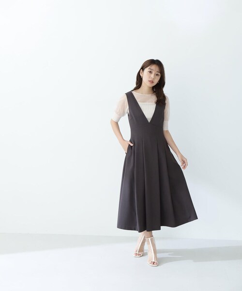 NATURAL BEAUTY BASIC(ナチュラルビューティーベーシック)の「◇Vネックタックフレアジャンスカ(ジャンパースカート・レディース・ベージュ/チャコールグレー・SMALL/MEDIUM)」の11枚目の写真