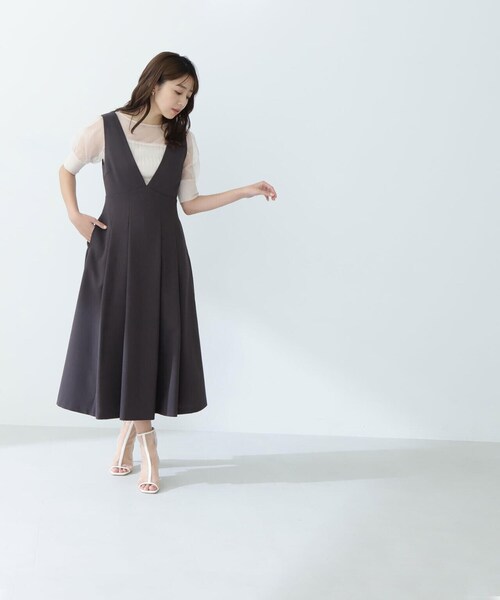 NATURAL BEAUTY BASIC(ナチュラルビューティーベーシック)の「◇Vネックタックフレアジャンスカ(ジャンパースカート・レディース・ベージュ/チャコールグレー・SMALL/MEDIUM)」の13枚目の写真