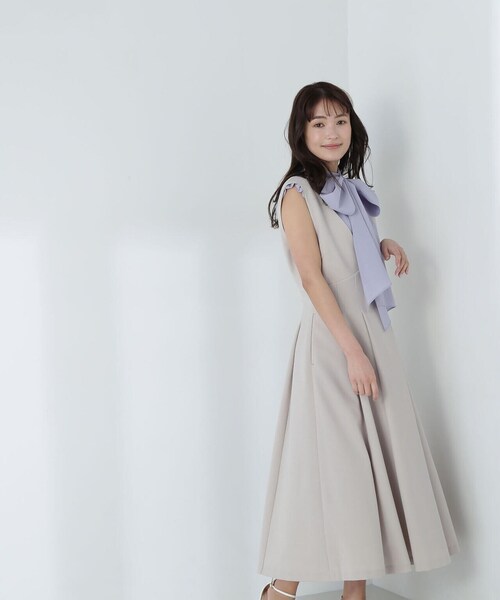 NATURAL BEAUTY BASIC(ナチュラルビューティーベーシック)の「◇Vネックタックフレアジャンスカ(ジャンパースカート・レディース・ベージュ/チャコールグレー・SMALL/MEDIUM)」の20枚目の写真