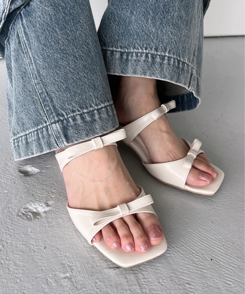 Heather(ヘザー)の「Wリボンサンダル 113311(サンダル・レディース・アイボリー/ブラック/シルバー・M/L)」の2枚目の写真