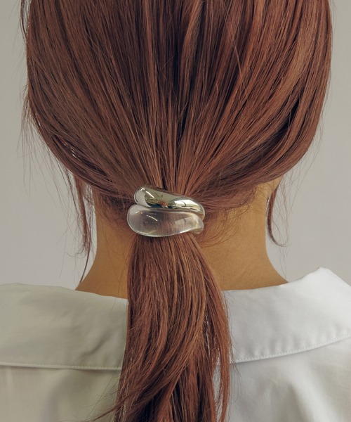 GOLDY(ゴールディ)の「ニュアンス ライン クリア × メタル ヘアカフ(ヘアゴム・レディース・シルバー/ゴールド/シルバー系その他/ゴールド系その他・FREE)」の2枚目の写真