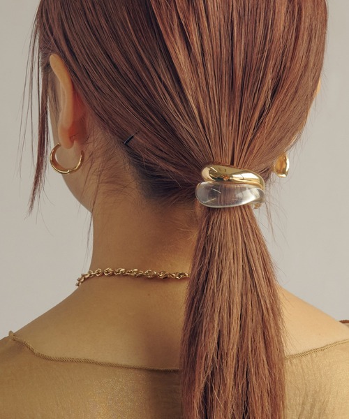 GOLDY(ゴールディ)の「ニュアンス ライン クリア × メタル ヘアカフ(ヘアゴム・レディース・シルバー/ゴールド/シルバー系その他/ゴールド系その他・FREE)」の3枚目の写真