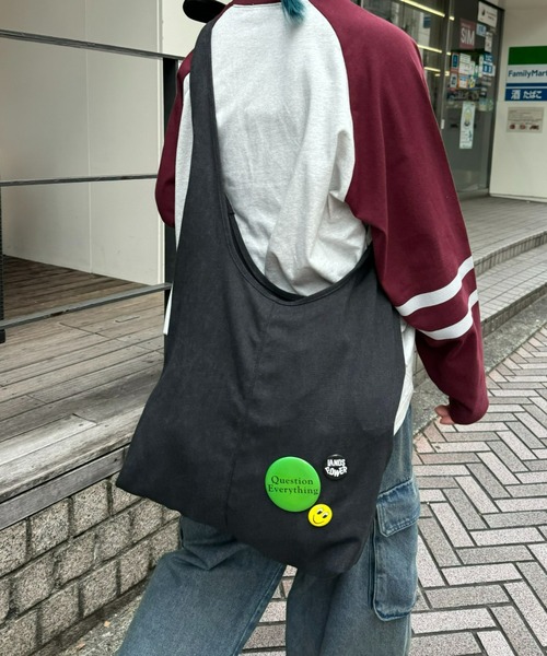 CIAOPANIC TYPY（チャオパニックティピー）の「【UNISEX】キャンバス缶バッチ付きショルダーバッグ（ショルダーバッグ・メンズ・ブラック/レッド/ネイビー・ONE SIZE）」の4枚目の写真